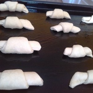 Na plechu ich necháme kysnúť 25 minút, potrieme vajíčkom a pečieme na 190 stupňov 15 minút. Croissanty môžme aj plniť, napr. lekvár, čokoláda ... 