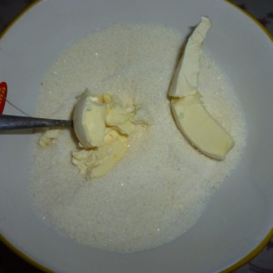 Z masla, hrubej múky a cukru si pripravíme posýpku - zmiešame v takom pomere, aby sa zmes rozsýpala.